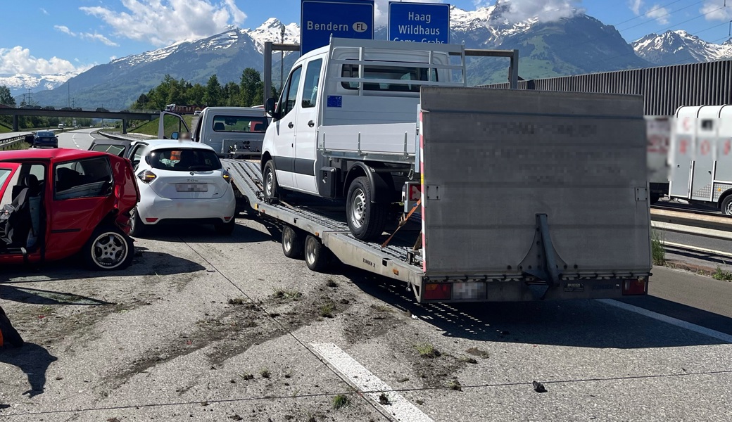 Eine Autofahrerin verletzte sich durch die Kollision unbestimmt. An den Autos entstand erheblicher Sachschaden.