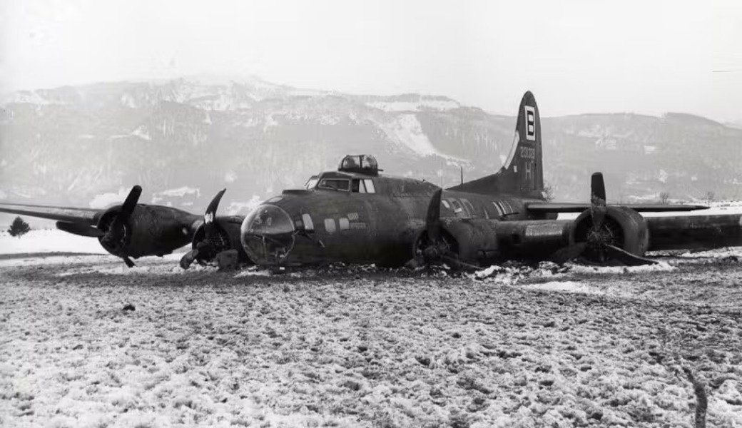 Die B-17 Flying Fortress nach der Bruchlandung im Rheinvorland bei Diepoldsau.