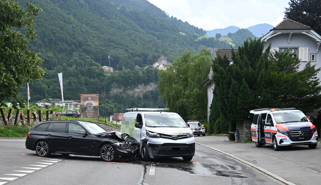 Zwei Verletzte nach Kollision von Auto und Lieferwagen