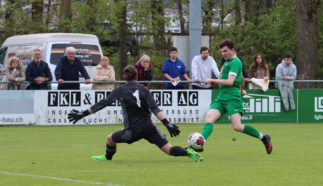 Buchs-Stürmer Callum Ormond überwindet den Triesner Goalie Andreas Kindle und trifft zum 1:1-Ausgleich.