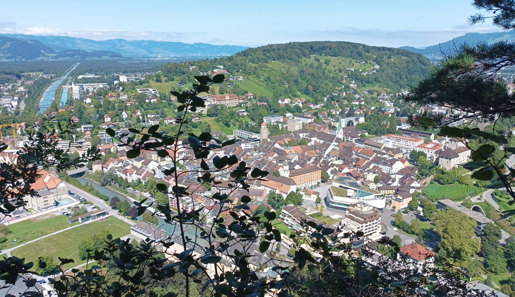 Ausblick vom 617 Meter hohen Stadtschrofen auf Feldkirch mit der Schattenburg (rechts), der Altstadt, dem Ardetzenberg und der kanalisierten Ill auf ihrem Weg zur Rheinmündung.