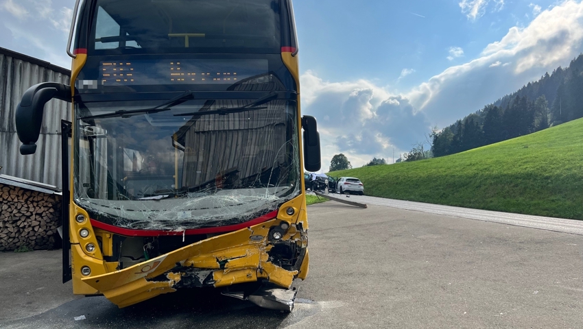 Das nach dem Unfall lädierte Postauto.