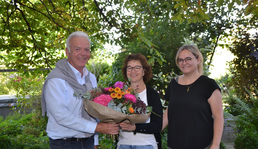 Zeitgut-Präsident Markus Windirsch und Geschäftsführerin Nicole Fräulin (rechts) begrüssen mit Ursula Keller das 500. Einzelmitglied der Genossenschaft.