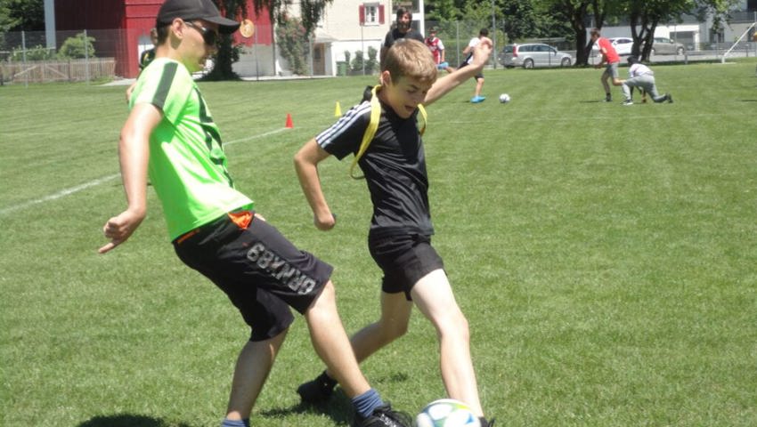  Im Fussball wurde um jeden Ball gekämpft, ohne jedoch die sportliche Fairness zu vergessen. 