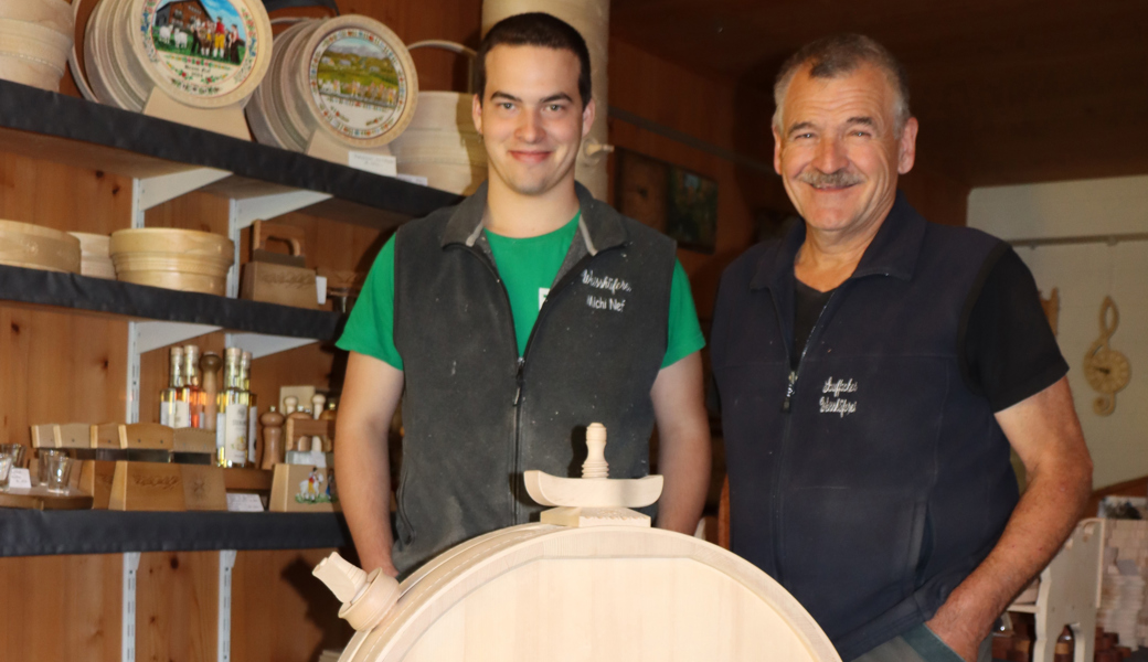 Weissküferlehrling Michi Nef (links) und sein Lehrmeister Werner Stauffacher (rechts) im Verkaufsladen der Weissküferei Stauffacher in ­Ennetbühl.