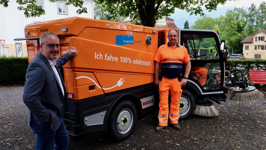 Der Buchser Stadtpräsident Rolf Pfeiffer und Leiter Werkhof Beat Cerny freuen sich die neue E-Kehrmaschine in Betrieb zu nehmen.