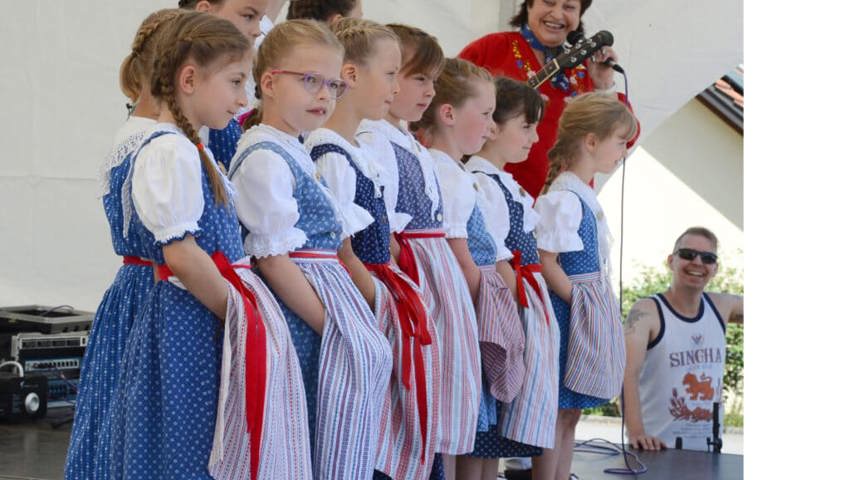  Das Sunneschy-Chörli unter der Leitung von Heidi Gantenbein erfreute mit einheimischen Liedern. 