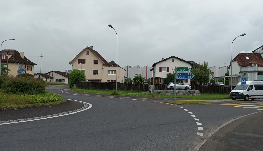 Die beiden Häuser zwischen Industrie- und Rheinstrasse in Buchs werden abgerissen. Hier soll eine Coop-Tankstelle mit Shop entstehen. 