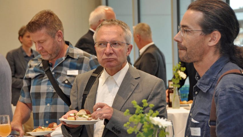  Aufmerksame und konzentrierte Zuhörer: Der Pfäferser Gemeindepräsident Axel Zimmermann (Mitte) und der Buchser Stadtrat Fred Rohrer (rechts). 