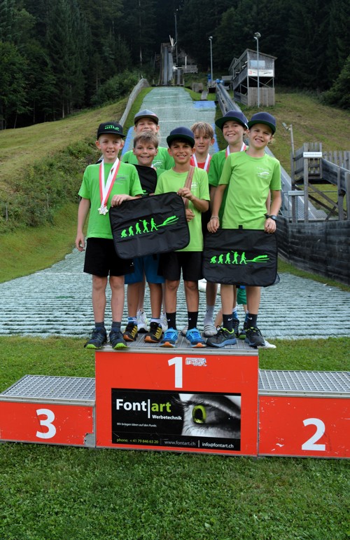 Das OSSV-Team auf der Heimschanze (von links): Arthur Durendeau, Elin Künzle, Nils Lemmenmeier, Flurin Hofmänner (verletzt), Ronny Dürr, Dario Lemmenmeier, Nino Leeser.