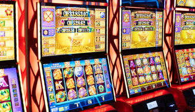 Als Slot-Attendant Scheine eingesteckt