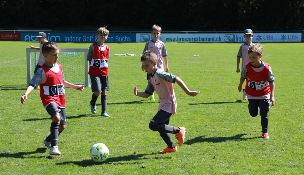 Schon die jüngsten Camp-Teilnehmende lernen, dass das Passspiel effektiver ist, als Alleingänge – die Umsetzung auf dem Platz gelingt jedoch nicht immer.