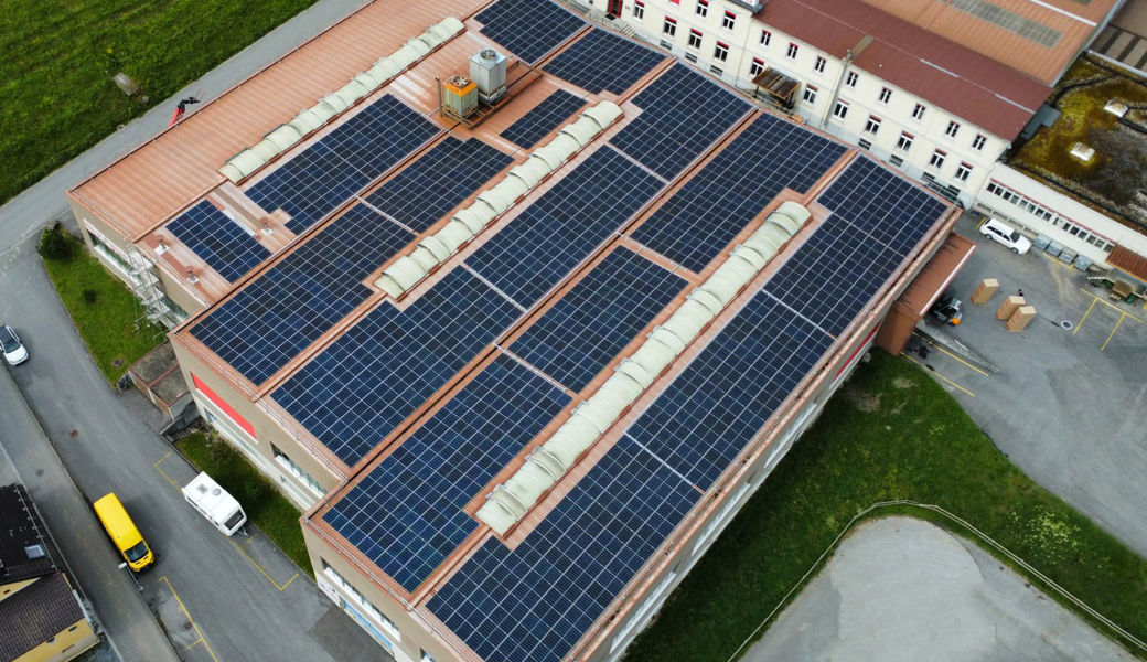 Die neue Solaranlage auf dem Werk in Azmoos umfasst eine Fläche von rund 3000 Quadratmetern. 