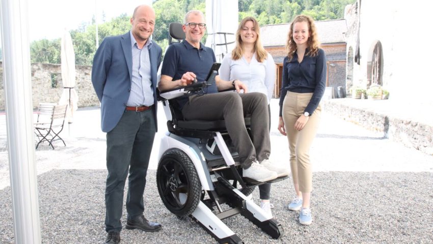  Thomas Gnägi vom Schloss Werdenberg, hat im Rollstuhl Platz genommen. Ihm zur Seite stehen Thomas Erne (Geschäftsleiter Stiftung Cerebral) sowie Medea Strasser und Natalie Rotschi (Firma Scewo). 