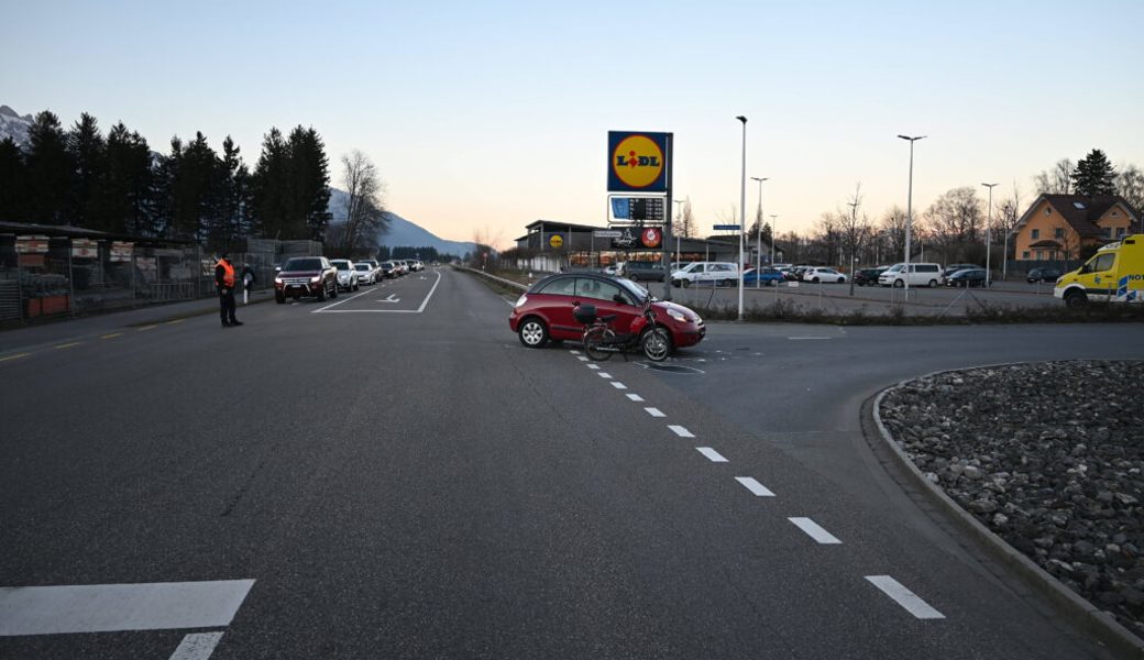  Der Mofafahrer hat das abbiegende Auto übersehen. Beim Aufprall gegen die Motorhaube sowie die Frontscheibe des Autos und beim anschliessenden Sturz zu Boden zog sich der 61-Jährige Verletzungen zu. 