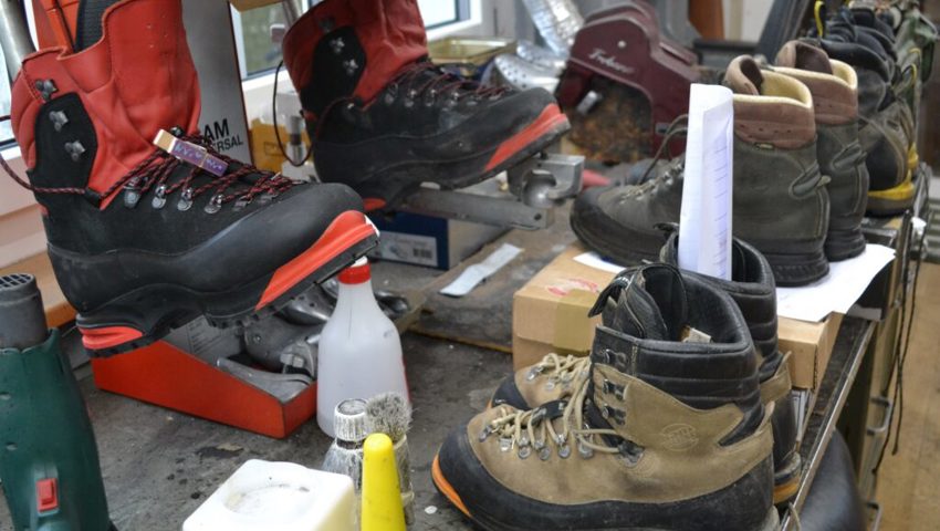  Reparierte Schuhe mit neuen Sohlen und Nähten stehen zum Versand bereit.<br />