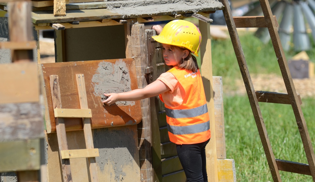 Seit zwei Wochen ist der Bauplatz geöffnet. Dank Handwerkerinnen wie dieser hier nehmen die ersten Häuschen Formen an.