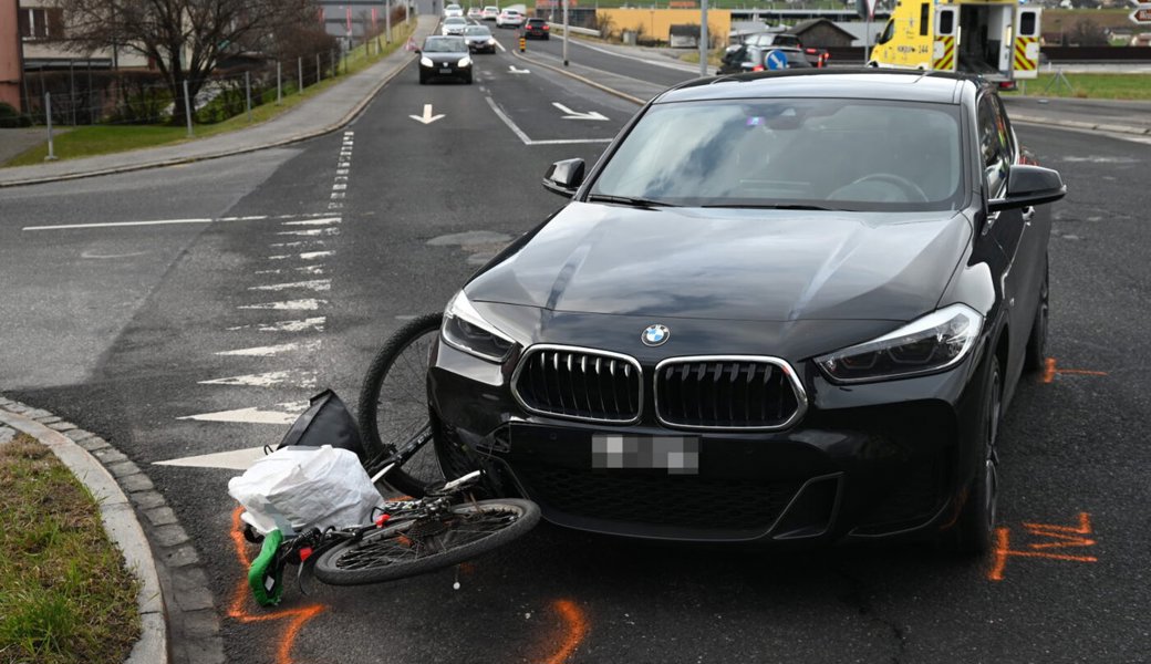  Der Fahrradfahrer musste mit unbestimmten Verletzungen ins Spital gefahren werden. 