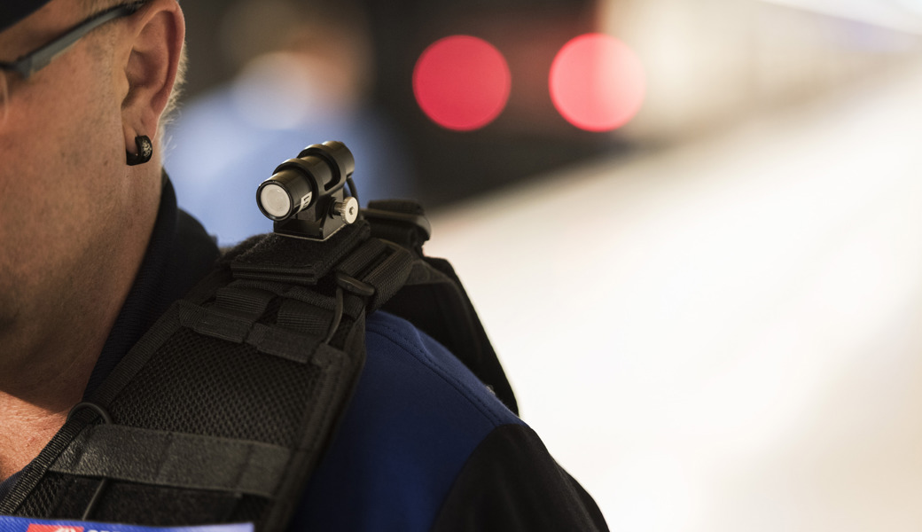 Ab September sind Beamte der SBB-Transportpolizei mit Bodycams unterwegs.