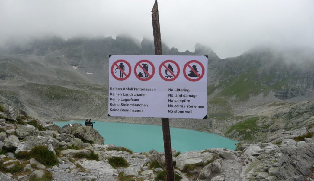  Provisorische Tafeln im Gebiet Wild- und Schottensee weisen auf das richtige Verhalten in der Natur hin. 