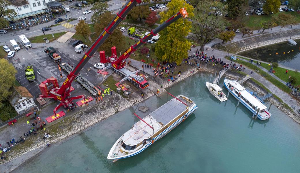 Auf Tuchfühlung: Die «MS Schwyz» kommt erstmals in Berührung mit dem Wasser des Walensees. 