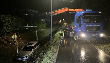 Fahrunfähig unterwegs: Mit dem Auto in einem Bach gelandet