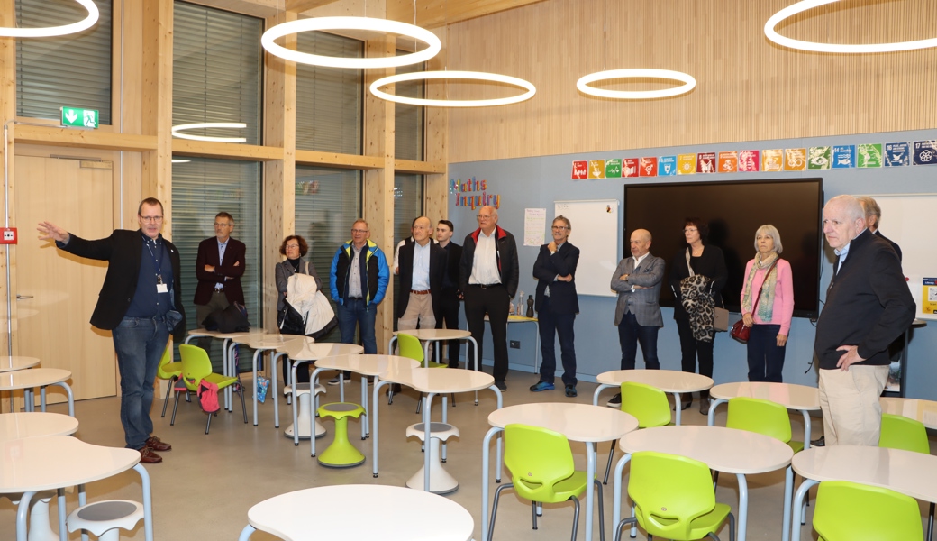 Die International School Rheintal ist Teil des Hightech Campus Buchs. Auf dem Rundgang erklärte Schulleiter Oliver Beck den interessierten Besuchenden das Konzept und zeigte die Räumlichkeiten des neuen Schulhauses.