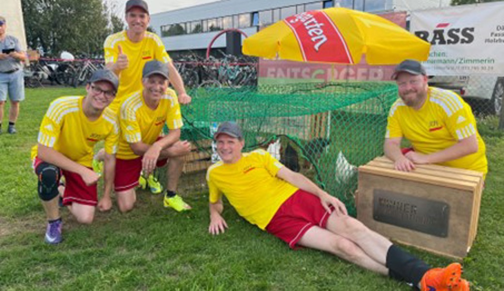 Glücklich und stolz auf den Sieg: Sportclub Forstegg mit  Noel Scherrer; Paul Koch, Bruno Scherrer, Jürg Kugler und Lukas Rusch (von links).