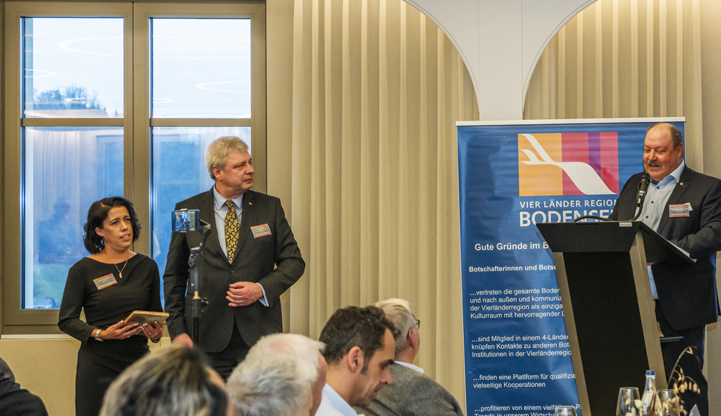 An der Neujahrsbegrüssung des Botschafterclub wurde Christina Savary-Kaiser aus Schaan als 100. Botschafterin begrüsst. Rechts von ihr Präsident Norbert Fritsch und Vizepräsident Paul Schlegel.