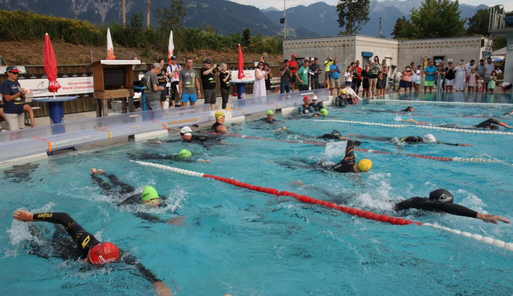  Das Spektakel hat begonnen: Mit dem Schwimmen wurde die Ultratriathlon-WM über die zehnfache Ironman-Distanz am Sonntagabend gestartet. 