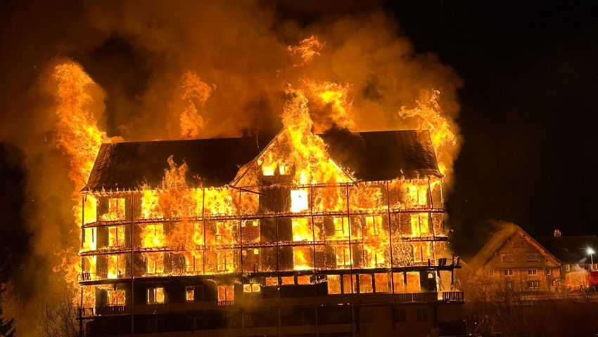 Bereits als die Einsatzkräfte am Ort des Geschehens eintrafen stand das Gebäude in Vollbrand.