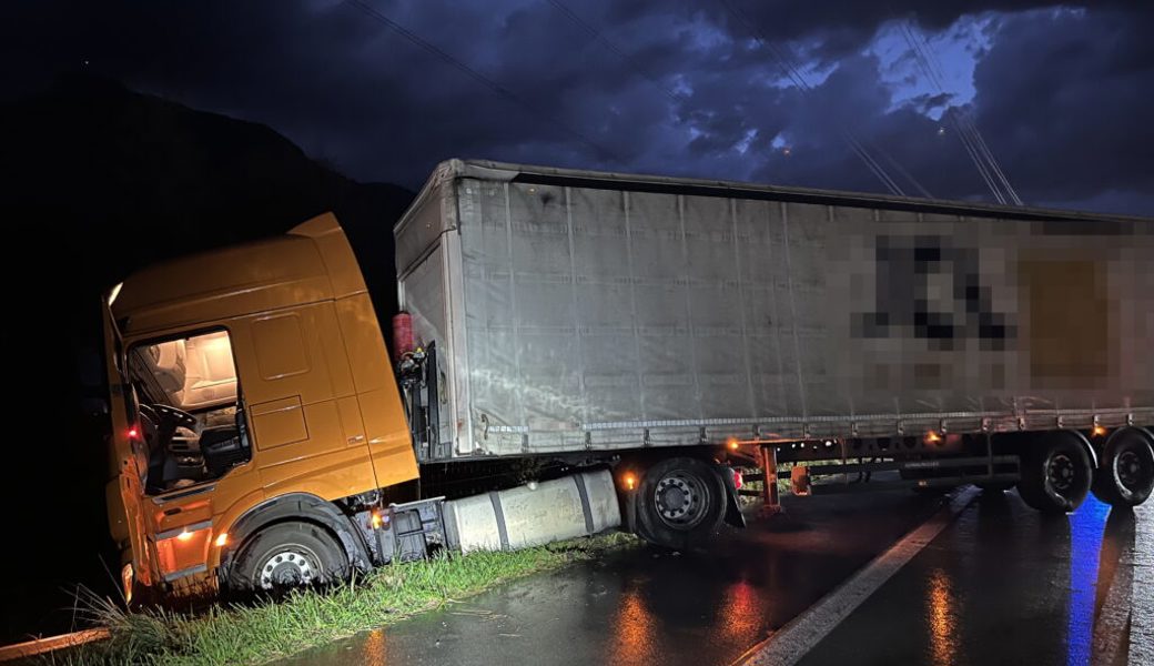  Der Fahrer blieb unverletzt. Der Sachschaden dürfte sich auf mehreren zehntausend Franken belaufen. 