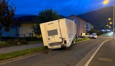 Verkehrsstörung: Sattelschlepper verliert Auflieger