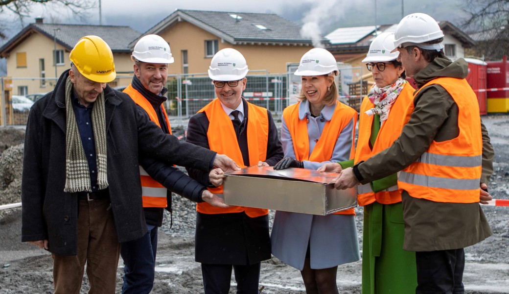 Eine Zeitkapsel bildet den symbolischen Übergang vom ehemaligen Gebäude zum Erweiterungsbau. Der Behälter wurde am Mittwoch feierlich ins Fundament eingelegt.