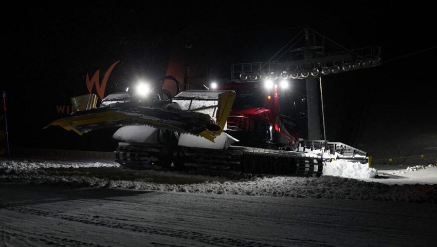  Mehrmals musste der 29-Jährige den Schnee vom Pistenrand holen. 