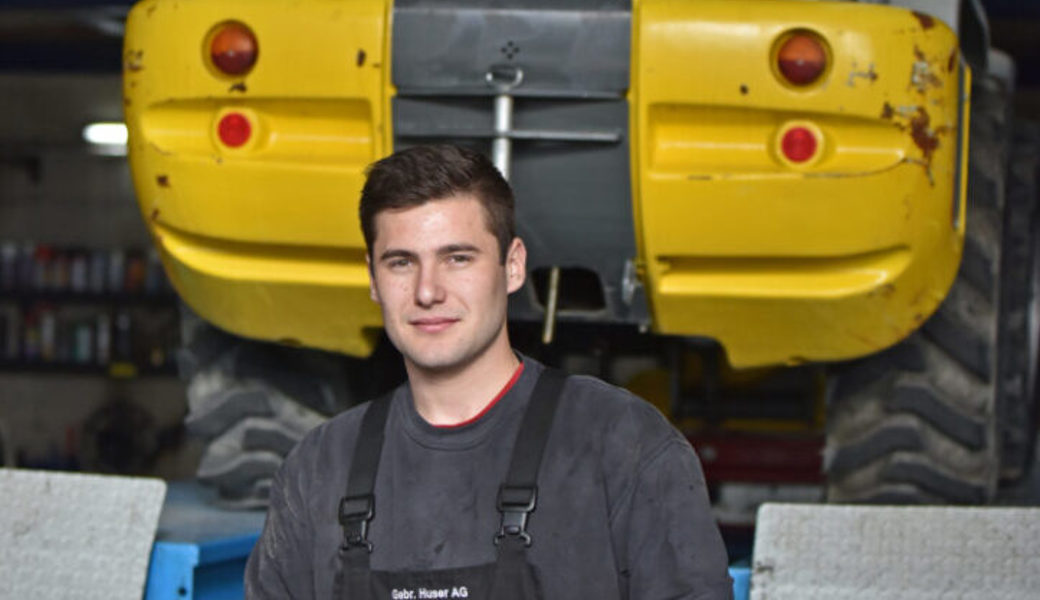  Pascal Hofstetter ist bereit für die WorldSkills. Der Landmaschinenmechaniker EFZ arbeitet wieder bei seinem ehemaligen Lehrbetrieb, der Gebr. Huser AG in Wildhaus. Bilder: Heini Schwendener