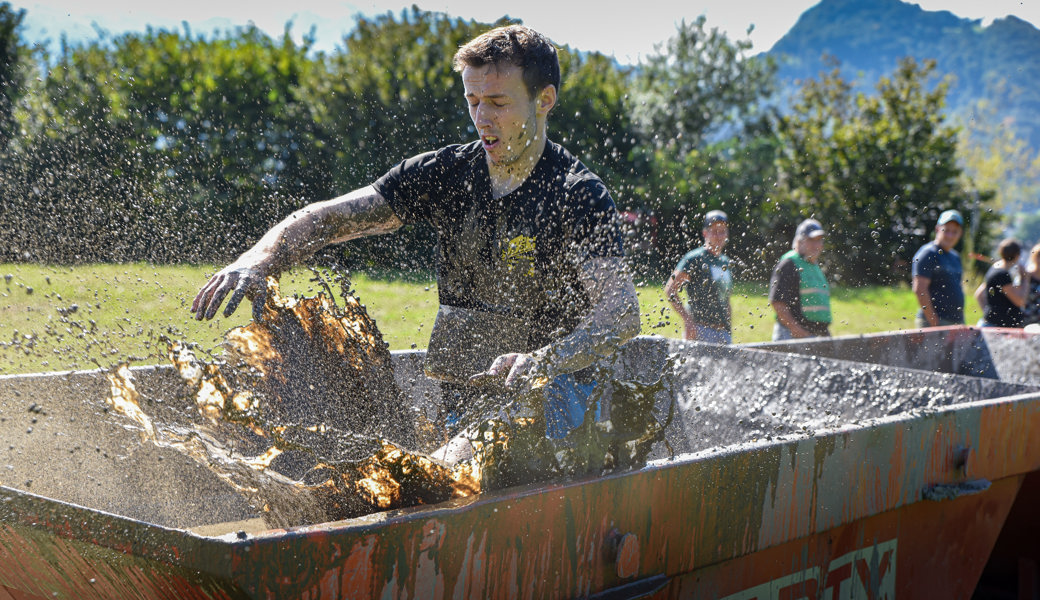 Die beiden Mulden mit Schlamm gaben gleich zu Beginn des Gauschla Mud Run den Tarif durch: Alle mussten durch diese üble Brühe.