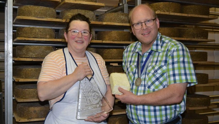  23. September: Marianne und Thomas Stadelmann aus Unterwasser gewinnen mit ihrem Werdenberger Sauerkäse AOP den Schweizer Meistertitel an den «Swiss Cheese Awards». 