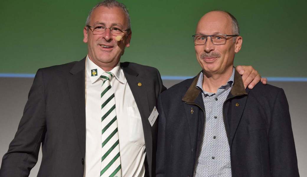 Roland Kohler, Präsident des St.Galler Blasmusikverbandes (links), verdankt seinen demissionierenden Vorstandskollegen Josef Signer. Bilder: Michael Kohler