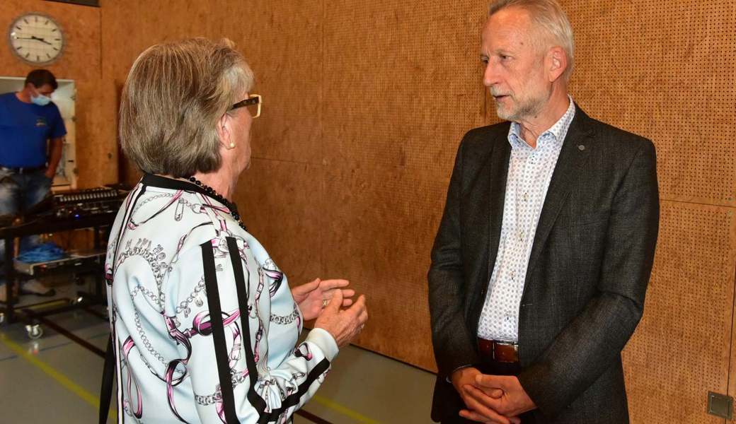 Roland Kunz im Gespräch mit einer Besucherin. Der Spezialist für Altersmedizin beeindruckte das Publikum mit seinem Referat in der Mehrzweckhalle Unterdorf in Grabs. 