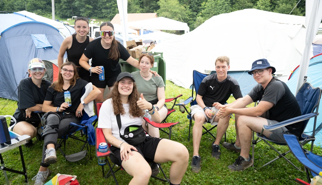 Festival-Fans stimmen sich mit dem ersten Bier ein.