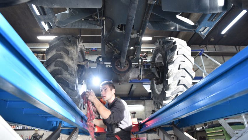  Der Wildhauser beim Service an einem Pneulader. Über sich selbst sagt er: «Ich bin ein Perfektionist.»