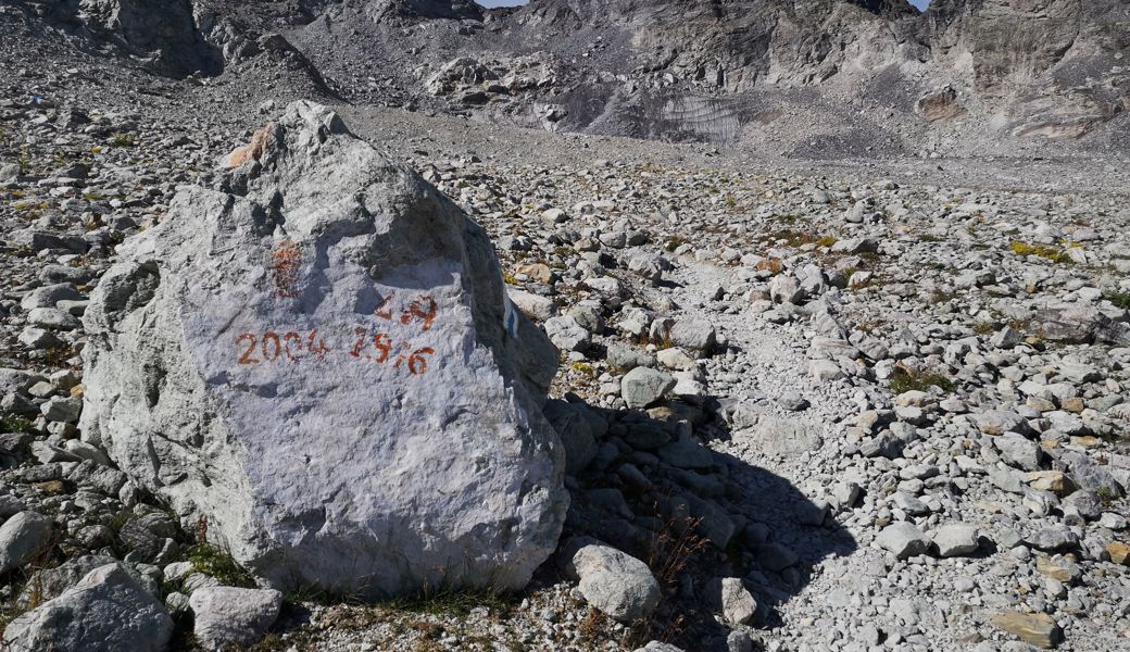 Der Pizolgletscher wurde 2021 für tot erklärt. Das Foto zeigt den Gletscher (Hintergrund) im August 2022. Im Vordergrund ist die Lage der Gletscherzunge von 2004 zu sehen.