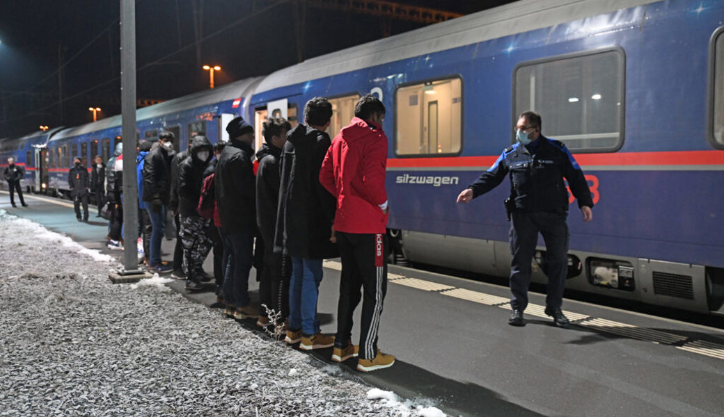  Morgendliche Szene am Bahnhof Buchs: Migranten auf ihrer Durchreise werden von der Grenzwacht instruiert. 