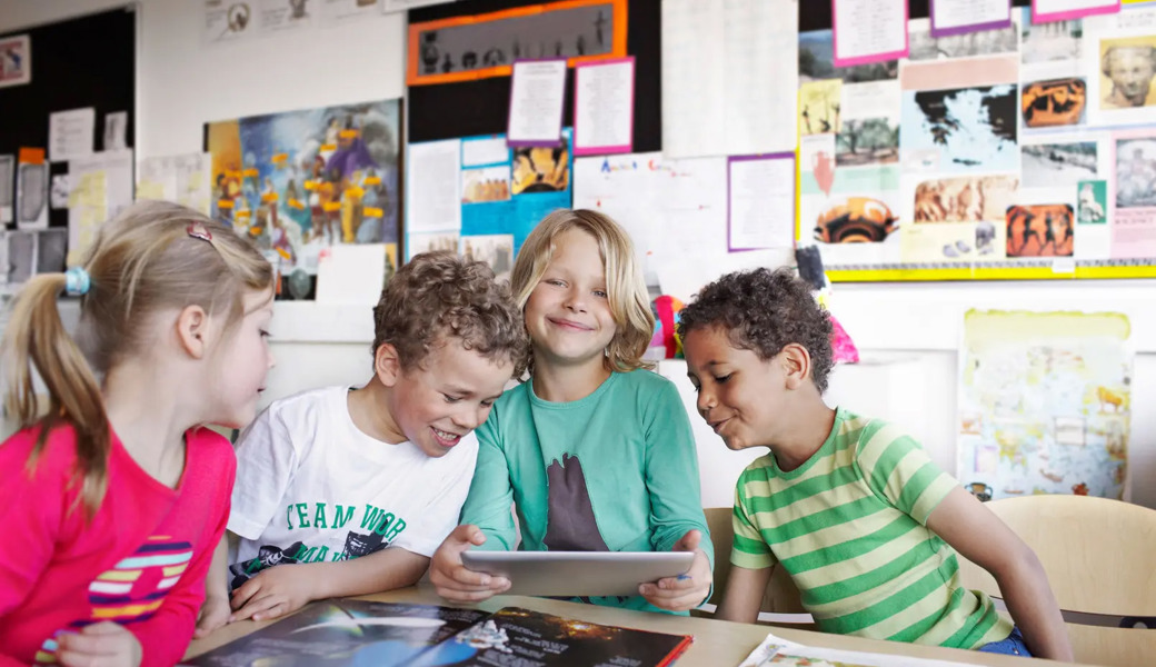 Schulkinder in Kopenhagen am Tablet – jetzt gehts zurück zum Buch.