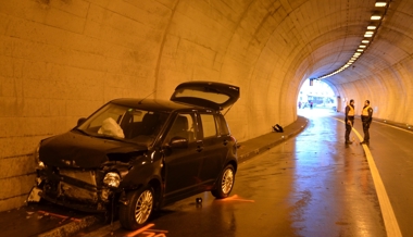 Autolenkerin kracht in eine Tunnelwand