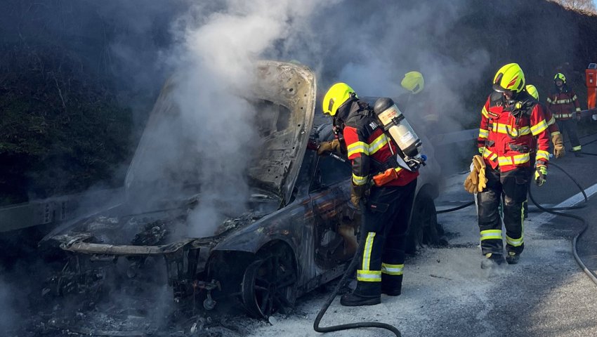 Die Feuerwehr konnte das Feuer schnell löschen. Vom Auto blieb aber nicht mehr viel übrig.