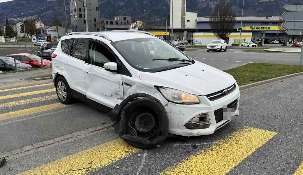 Das Auto kam auf der Fussgängerinsel zum Stillstand.