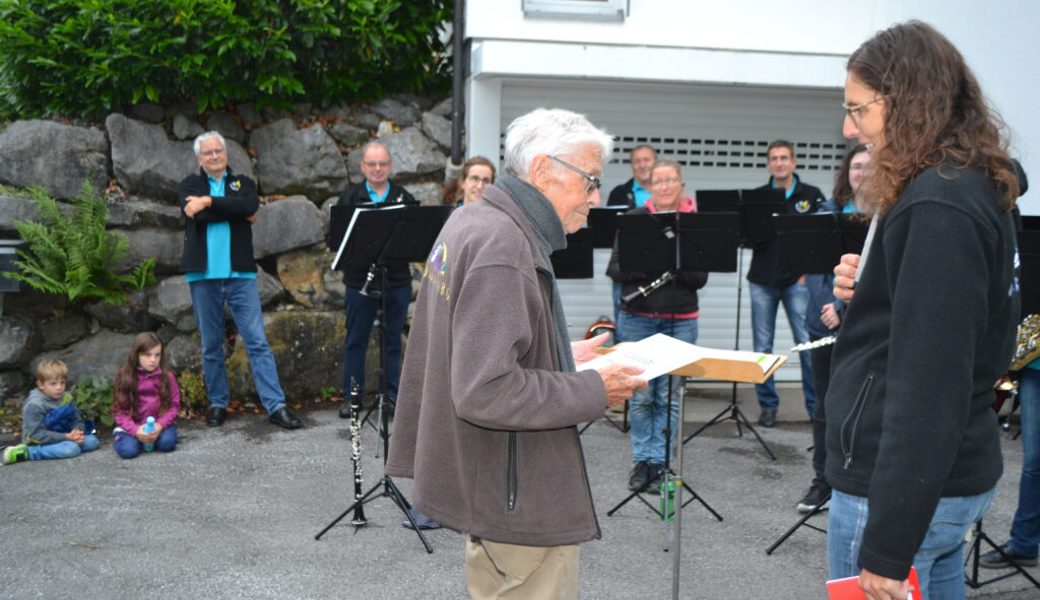  Präsidentin Monika Brändle überreicht Klaus Forster die Ehrenmitglied-Urkunde. Bilder: Adi Lippuner