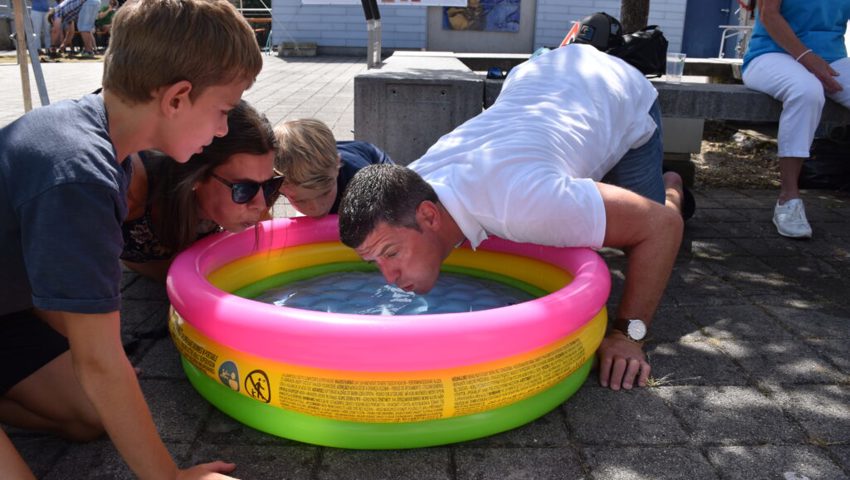  Teamwork: Bei der Dorfolympiade galt es unter anderem, die Schiffchen so schnell wie möglich ans Ende des Bassins zu befördern. 